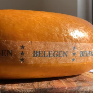 tradičný holandský syr s bohatou chuťou a výraznou arómou, vyrobený z kvalitného mlieka a zrelý vo vhodných podmienkach. Je charakteristický svojou tvrdšou konzistenciou a tmavšou farbou kôrky.
