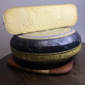 exkluzívny holandský syr s dlhou dozrievacou dobou a kúskami soli, ktoré dodávajú špeciálnu textúru a chuť. Tento jedinečný syr je vyrobený z kvalitného mlieka a je zrelý počas jedného roka, čo mu dáva výrazný a intenzívny charakter.