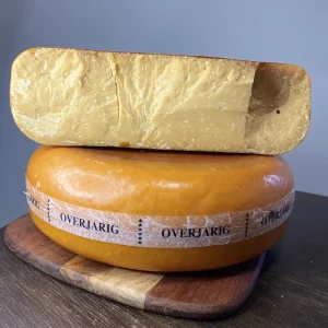 luxusný holandský syr s dlhou dozrievacou dobou, charakteristický svojou intenzívnou chuťou a krémovou konzistenciou. Tento výnimočný syr je vyrobený z kvalitného mlieka a je zrelý počas troch rokov, čo mu dodáva jedinečný a bohatý chuťový profil.