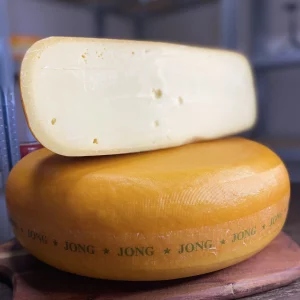 tradičný holandský syr, charakterizovaný jemnou a krémovou konzistenciou, ideálny na šírku, s jemnou arómou a lahodnou chuťou. Ide o populárny syr s pôvodom z Holandska, často používaný v kuchyni a na jedálnom lístku